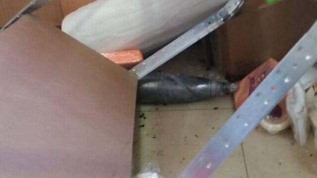 مبنى في منطقة إشكول بجنوب إسرائيل أصيب جراء سقوط قذيفة دبابة تم إطلاقها من مصر، دون وقع إصابات، 26 نوفمبر، 2019. (Eshkol Region)