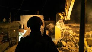 القوات الإسرائيلية تهدم منزل فلسطيني متهم بقتل طالب معهد ديني في هجوم وقع في الصيف الماضي، في قرية بيت كاحل بجنوب الضفة الغربية، 28 نوفمبر، 2019. (Israel Defense Forces)