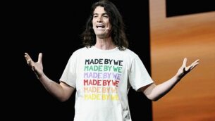 آدم نيومان يتحدث من على منصة في حدث لشركة WeWork  في ’مسرح مايكروسوفت’ في لوس أنجلوس، 9 يناير، 2019.  (Michael Kovac/Getty Images for WeWork)