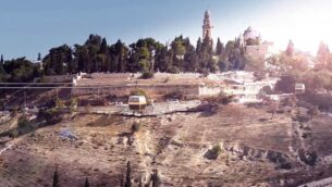 تصور فني لقطار هوائي يمر من وادي هنوم في القدس الى جبل "تسيون"، صورة شاشة من فيديو تسويقي (YouTube)
