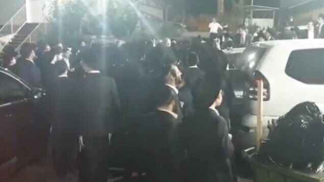 رئيس حزب ’أزرق أبيض’، بيني غانتس، يُستقبل بصرخات استهجان خلال دخوله الى حفل زفاف نجل عضو الكنيست الحريدي، يعقوب آشر، 10 نوفمبر، 2019. (Screen grab via Kan) رئيس حزب ’أزرق أبيض’، بيني غانتس، يُستقبل بصرخات استهجان خلال دخوله الى حفل زفاف نجل عضو الكنيست الحريدي، يعقوب آشر، 10 نوفمبر، 2019. (Screen grab via Kan)