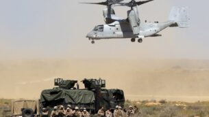 طائرة أميركية من طراز V-22 Osprey تشارك في مناورة تدريبية خلال تدريبات الدفاع الجوي العسكرية الإسرائيلية-الأمريكية المشتركة جونيبر كوبرا في مركز تدريب حرب المدن في تسيليم، جنوب إسرائيل، 12 مارس 2018. (Jack Guez / AFP)