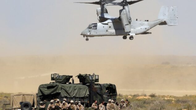 طائرة أميركية من طراز V-22 Osprey تشارك في مناورة تدريبية خلال تدريبات الدفاع الجوي العسكرية الإسرائيلية-الأمريكية المشتركة جونيبر كوبرا في مركز تدريب حرب المدن في تسيليم، جنوب إسرائيل، 12 مارس 2018. (Jack Guez / AFP)