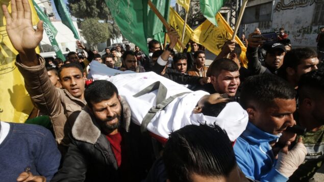 تشييع جثمان الشاب الفلسطيني فهد الأسطل، الذي قُتل في اليوم السابق بالقرب من السياج الحدودي مع إسرائيل، في خان يونس بجنوب قطاع غزة، 30 نوفمبر 2019 (SAID KHATIB / AFP)