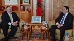 وزير الخارجية الأمريكي، مايك بومبيو، يتلقي بنظيره المغربي، ناصر بوريطة (يمين)، خلال زيارته إلى الرباط في 5 ديسمبر، 2019.  (AFP)