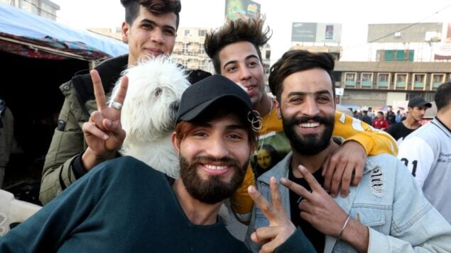 متظاهرون عراقيون مناهضون للحكومة مع تسريحات شعر مميزة في ميدان التحرير بوسط بغداد، 23 ديسمبر 2019 SABAH ARAR / AFP) متظاهرون عراقيون مناهضون للحكومة مع تسريحات شعر مميزة في ميدان التحرير بوسط بغداد، 23 ديسمبر 2019 SABAH ARAR / AFP)