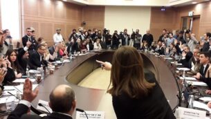 أعضاء الكنيست يصادقون على تسريع العملية التشريعية لإقرار مشروع قانون لتحديد موعد للإنتخابات في 2 مارس، 2020، في اللجنة التنظيمية للكنيست، 12 ديسمبر، 2019. (Knesset)