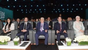 رئيس السلطة الفلسطينية، محمود عباس، والرئيس المصري، عبد الفتاح السيسي، في منتدى الشباب العالمي المنعقد في شرم الشيخ، 14 ديسمبر، 2019. (Credit: Wafa)