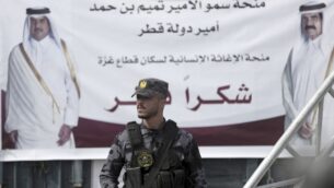عضو من حماس يقف على أهبة الاستعداد أمام ملصق لأمير قطر، الشيخ تميم بن حمد آل ثاني، يسار، والأمير السابق لقطر، الشيخ حمد بن خليفة آل ثاني، خلال مؤتمر صحفي مع ماتياس شماليه، مدير الأونروا في غزة، والمبعوث القطري، محمد العمادي، في مستشفى الشفاء في مدينة غزة، 19 فبراير 2018 (AP Photo / Khalil Hamra)