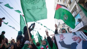 نساء فلسطينيات، تحمل إحدىهن صورة لزعيم حركة حماس إسماعيل هنية، يحضرن مظاهرة حاشدة للاحتفال بالذكرى الثانية والثلاثين لتأسيس حماس، في مدينة غزة، 14 ديسمبر 2019 (AP/Khalil Hamra)
