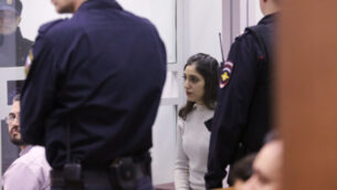 الأمريكية الإسرائيلية، نعمة يسسخار تجلس داخل قفص زجاجي أثناء جلسات الاستئناف في قاعة محكمة في موسكو، روسيا، 19 ديسمبر 2019. (Alexander Zemlianichenko Jr./AP)