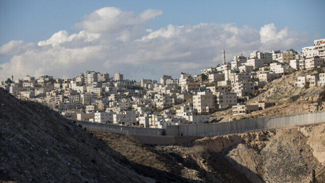 صورة لبلدة الرام الفلسطينية على أطراف مدينة القدس، 1 يناير، 2017. (Yonatan Sindel/Flash90)