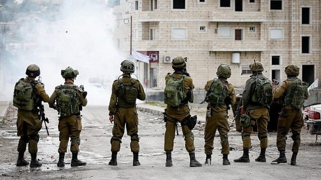 جنود إسرائيليون في مواجهات مع فلسطينيين في مخيم الفوار، جنوب مدينة الخليل بالضفة الغربية، 31 ديسمبر، 2017.  (Wisam Hashlamoun/Flash90)
