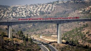 صورة لخط القطار الكهربائي بين مدينة القدس ومطار بن غوريون بالقرب من القدس،  25 سبتمبر، 2018.(Yossi Zamir/Flash90)