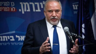 رئيس حزب ’يسرائيل بيتنو’، أفيغدور ليبرمان، يتحدث مع الحصافة خلال جلسة للحزب في الكنيست، 2 ديسمبر، 2019. (Hadas Parush/Flash90)