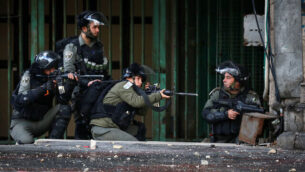 اشتباكات بين القوات الإسرائيلية ومتظاهرين فلسطينيين في مدينة الخليل بالضفة الغربية، 9 ديسمبر، 2019. (Wisam Hashlamoun/Flash90)