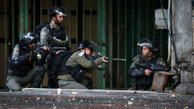اشتباكات بين القوات الإسرائيلية ومتظاهرين فلسطينيين في مدينة الخليل بالضفة الغربية، 9 ديسمبر، 2019. (Wisam Hashlamoun/Flash90)