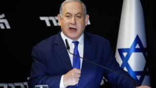 رئيس الوزراء بنيامين نتنياهو يلقي تصريحا عقب فوزه في الانتخابات التمهيدية لحزب الليكود، في مدينة المطار، 27 ديسمبر 2019. (Flash90)