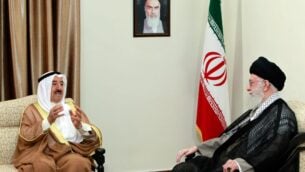 في هذه الصورة الصادرة عن موقع إلكتروني رسمي لمكتب المرشد الأعلى الإيراني، المرشد الأعلى آية الله علي خامنئي يستمع إلى أمير الكويت الشيخ صباح الأحمد الصباح، خلال لقائهما في طهران، إيران، 2 يونيو 2014 (AP Photo/Office of the Iranian Supreme Leader)