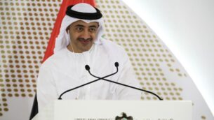 وزير الخارجية الإماراتي عبد الله بن زايد آل نهيان يبتسم خلال مؤتمر صحفي في وزارة الخارجية الإماراتية مع وزير الخارجية الألماني سيغمار غابرييل، في أبو ظبي، الإمارات، 4 يوليو 2017. (AP Photo / Jon Gambrell)