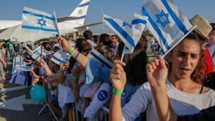 قادمون جدد من فرنسا يصلون إلى مطار بن غوريون، يوليو 2018. (Nir Kafri, The Jewish Agency for Israel)

 