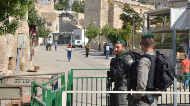 صورة توضيحية: عناصر شرطة الحدود يحرسن محطة بالقرب من الحرم الإبراهيمي في الخليل، 10 يونيو 2018. (Israel Police) صورة توضيحية: عناصر شرطة الحدود يحرسن محطة بالقرب من الحرم الإبراهيمي في الخليل، 10 يونيو 2018. (Israel Police)