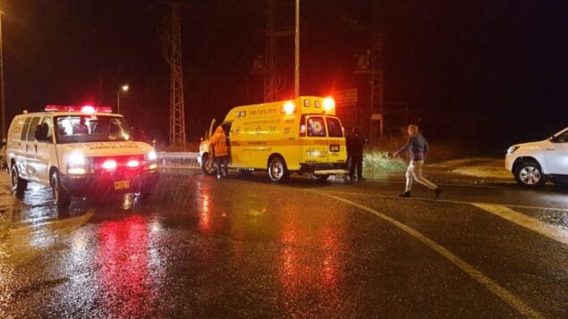 مسعفون يعالجون إسرائيليًا يبلغ من العمر 19 عامًا صعقه البرق أثناء وقوفه في حقل مفتوح في شمال إسرائيل، 8 ديسمبر 2019. (Magen David Adom)
