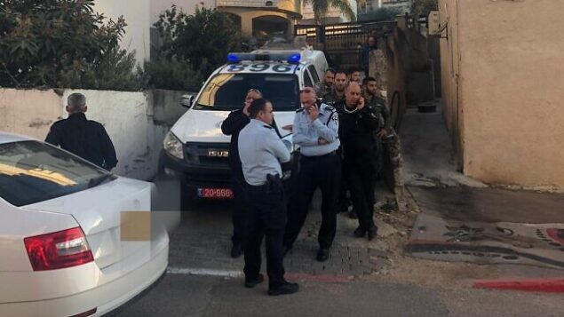 عناصر الشرطة خارج منزل في بلدة عيلوط بشمال إسرائيل بعد أن قامت والدة كما يُشتبه بطعن طفلها الرضيع، 18 ديسمبر، 2019. 
 (Israel Police)
