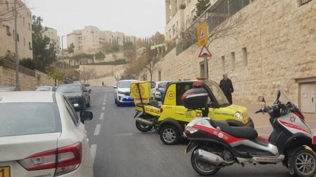 فرق إنقاذ نجمة داود الحمراء تصل إلى موقع حادث طعن في حي هار حوما بالقدس الشرقية، 25 ديسمبر 2019. (Magen David Adom)