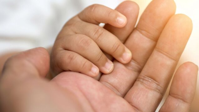 صورة توضيحية ليد طفل (boonchai wedmakawand; iStock by Getty Images)