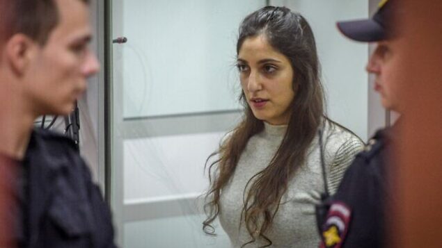 المواطنة الإسرائيلية-الأمريكية نعمة يسسخار، المسجونة في روسيا بتهمة تهريب مخدرات، تحضر جلسة في المحكمة الإقليمية في موسكو في 19 ديسمبر، 2019. (Kirill Kudryavtsev/AFP)