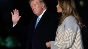 الرئيس الأمريكي دونالد ترامب والسيدة الأولى ميلانيا ترامب بعد وصولهما الى البيت الأبيض في واشنطن العاصمة، 5 يناير 2020 (SAUL LOEB / AFP)
