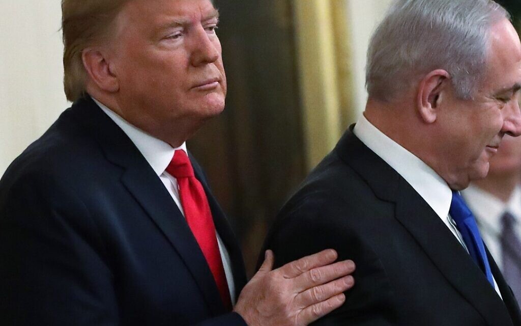 الرئيس الأمريكي دونالد ترامب ورئيس الوزراء بنيامين نتنياهو يشاركون في مؤتمر صحفي في الغرفة الشرقية للبيت الأبيض أعلن فيه ترامب عن خطة إدارته لحل الصراع الإسرائيلي-الفلسطيني، 28 يناير، 2020. (Alex Wong/Getty Images/AFP) الرئيس الأمريكي دونالد ترامب ورئيس الوزراء بنيامين نتنياهو يشاركون في مؤتمر صحفي في الغرفة الشرقية للبيت الأبيض أعلن فيه ترامب عن خطة إدارته لحل الصراع الإسرائيلي-الفلسطيني، 28 يناير، 2020. (Alex Wong/Getty Images/AFP)