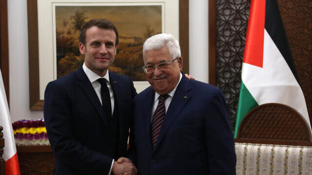 الرئيس الفرنسي إيمانويل ماكرون (يسار) ورئيس السلطة الفلسطينية محمود عباس خلال لقاء جمعهما في المقر الرئاسي للسلطة الفلسطينية برام الله في 22 يناير، 2020. (Wafa) الرئيس الفرنسي إيمانويل ماكرون (يسار) ورئيس السلطة الفلسطينية محمود عباس خلال لقاء جمعهما في المقر الرئاسي للسلطة الفلسطينية برام الله في 22 يناير، 2020. (Wafa)