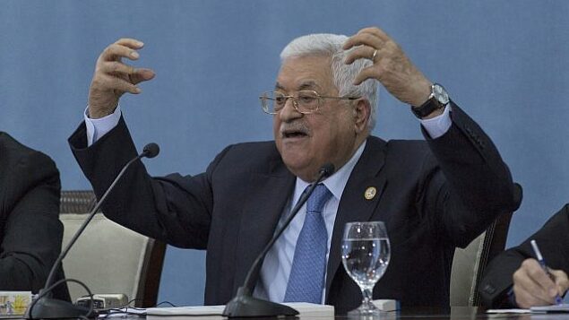 رئيس السلطة الفلسطينية محمود عباس يتحدث مع الصحافيين في مقر السلطة الفلسطينية بمدينة رام الله في الضفة الغربية، 23  يونيو، 2019 (AP/Nasser Nasser)