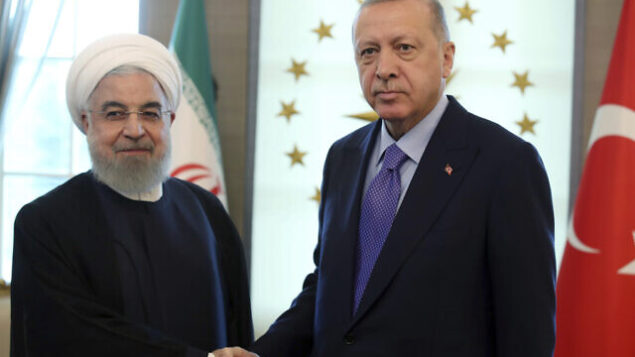 الرئيس التركي رجب طيب أردوغان، يمين، يستقبل نظيره الإيراني حسن روحاني قبل اجتماعهما في قصر شانكايا بالعاصمة التركية أنقرة، 16 سبتمبر، 2019.   (Presidential Press Service via AP, Pool)