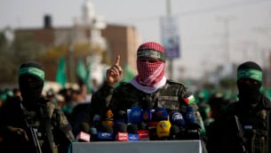 المتحدث باسم الجناح العسكري لحركة حماس يتحدث إلى الصحافة في بلدة خان يونس، جنوب قطاع غزة، 11 نوفمبر 2019. (AP Photo / Hatem Moussa)