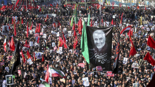 مشيعون يشاركون في مراسم تشييع للجنرال الإيراني قاسم سليماني وزملائه الذين قتلوا في غارة أمريكية بطائرة مسيرة، في مدينة كرمان، إيران، 7 يناير 2020 (Erfan Kouchari/Tasnim News Agency via AP)