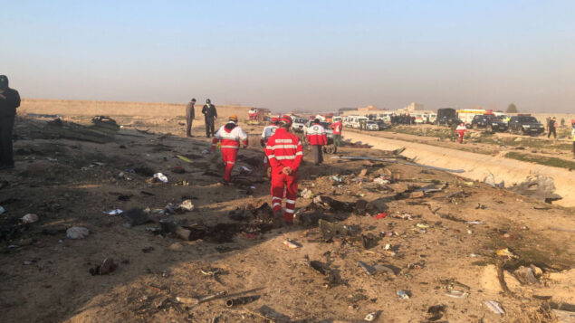 حطام في حادث تحطم طائرة في ضواحي طهران، إيران، 8 يناير 2020 (AP Photos / Mohammad Nasiri) حطام في حادث تحطم طائرة في ضواحي طهران، إيران، 8 يناير 2020 (AP Photos / Mohammad Nasiri)