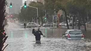 امرأة تنقذها الشرطة من الفيضانات في أشدود، 9 يناير 2020 (Israel Police)