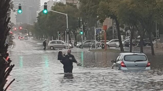 امرأة تنقذها الشرطة من الفيضانات في أشدود، 9 يناير 2020 (Israel Police)