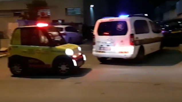 مركبات الطورائ في موقع جريمة قتل في بيتح تيكفا، 16 يناير، 2019.  (Screen capture: Ynet)
