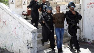 الشرطة الإسرائيلية تعتقل فلسطينيين خلال مواجهات في حي العيساوية بالقدس الشرقية، 28 يونيو، 2019. ( Mahmoud Illean /AP)