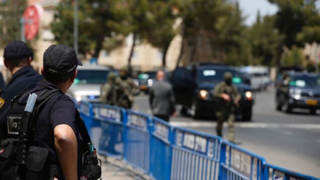 صورة توضيحية: ضابط الشرطة يحرس في حاجز بأحد شوارع القدس في صورة غير مؤرخة. (Israel Police)
