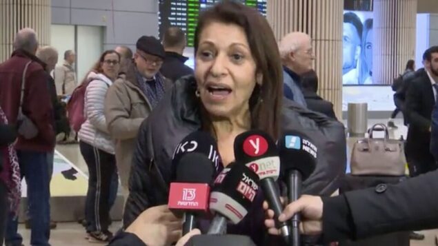 لقطة شاشة من فيديو يظهر يافا يسسخار، التي ابنتها نعمة مسجونة في روسيا، عند وصولها إلى مطار بن غوريون، إسرائيل، 19 يناير 2020. (Channel 12 news) لقطة شاشة من فيديو يظهر يافا يسسخار، التي ابنتها نعمة مسجونة في روسيا، عند وصولها إلى مطار بن غوريون، إسرائيل، 19 يناير 2020. (Channel 12 news)