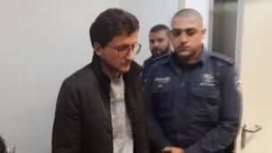 نيخائيل نيكولكين يمثل أمام محكمة تل أبيب المركزية، متهماً بطعن أخيه غير الشقيق إيفغيني كلاينمان، 2 يناير 2020 (Screen grab via Channel 12)