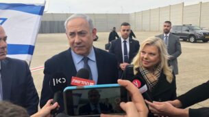 رئيس الوزراء بنيامين نتنياهو يتحدث مع وسائل الإعلام قبل السفر إلى اليونان لتوقيع اتفاق كبير لتوريد الغاز الطبيعي، 2 يناير 2019. (Shalom Yerushalmi/Times of Israel)