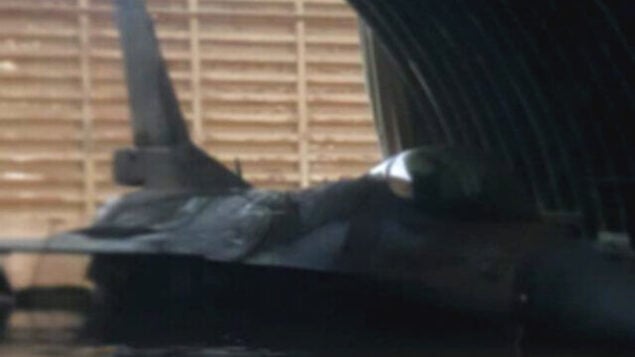 طائرة مقاتلة من طراز F-16 في حظيرة غمرتها مياه الامطار في قاعدة ’حتسور’ الجوية بجنوب إسرائيل في يناير  2020. (Social media)