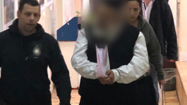القائد المفترض لجماعة استعبدت عشرات النساء والأطفال، يحضر إلى المحكمة في القدس، 13 يناير 2020 (Channel 12 news)