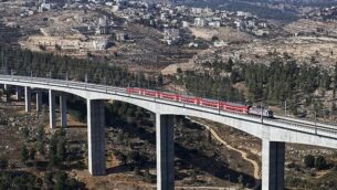 مقطع من خط القطار السريع القدس-تل أبيب على مشارف القدس، 25 سبتمبر، 2018. (Ahmad Gharabli/AFP)
